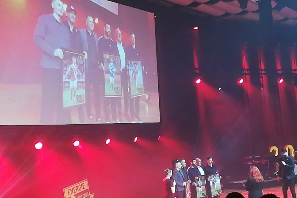 Voller Stolz verkündet Energie seine Fußballer des Jahres 2025.