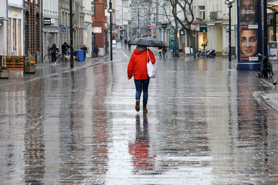 Auf dem Boulevard Kröpeliner Straße in Rostock sind nur sehr wenige Passanten unterwegs. Nun ist die Corona-Notbremse wieder aufgehoben worden.