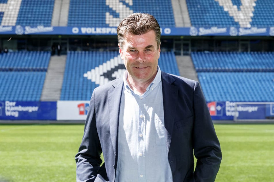 Dieter Hecking, neuer Trainer des Fussballbundesliga Zweitligisten Hamburger SV, steht auf dem Rasen des Volksparkstadions.
