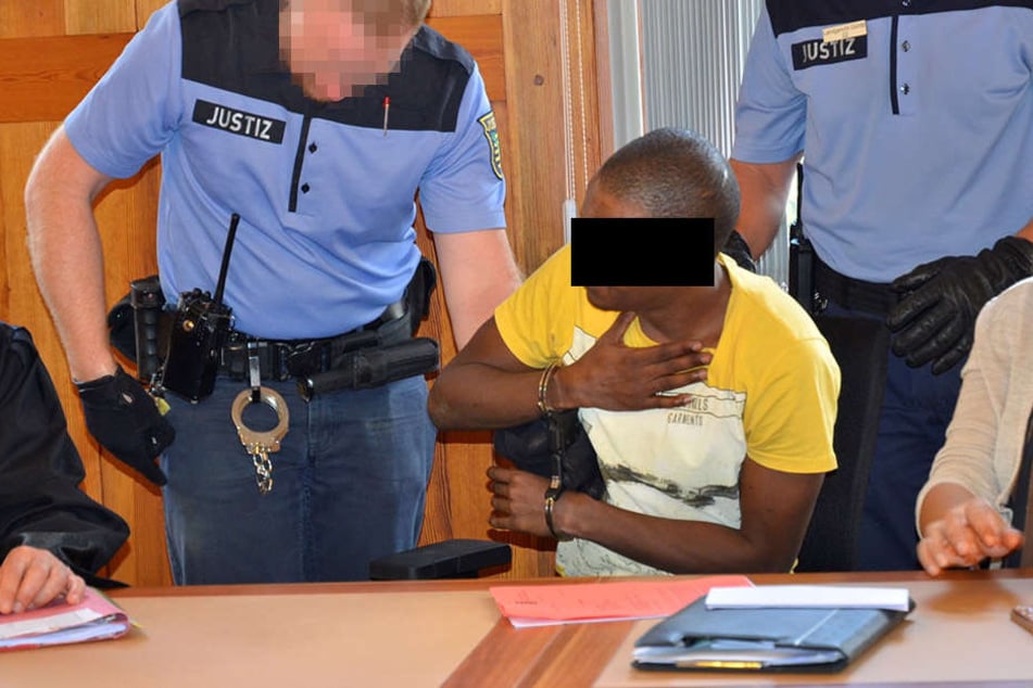 Da half auch kein Protest. Ibrahim M. (36) alias Ahmad Adam wurde noch im Saal verhaftet.