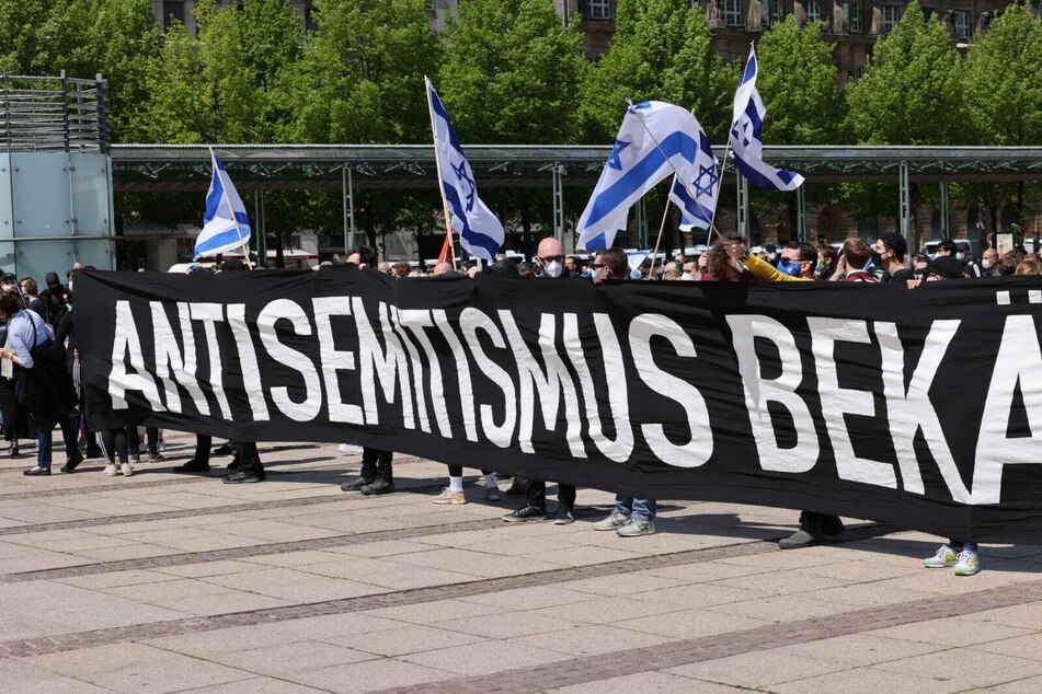 Kurzzeitig war die Stimmung auf dem Leipziger Augustusplatz aufgeheizt - die Polizei spricht aber von einem größtenteils friedlichen Verlauf der Demos.