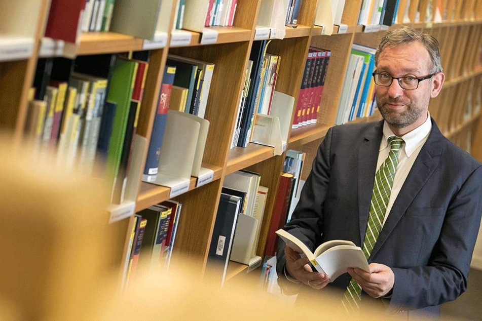 Dr. Roland Löffler (46) in der
Bibliothek der Landeszentrale für politische Bildung. Er möchte, dass seine
Einrichtung nicht nur als Haus für Dresden wahrgenommen wird.