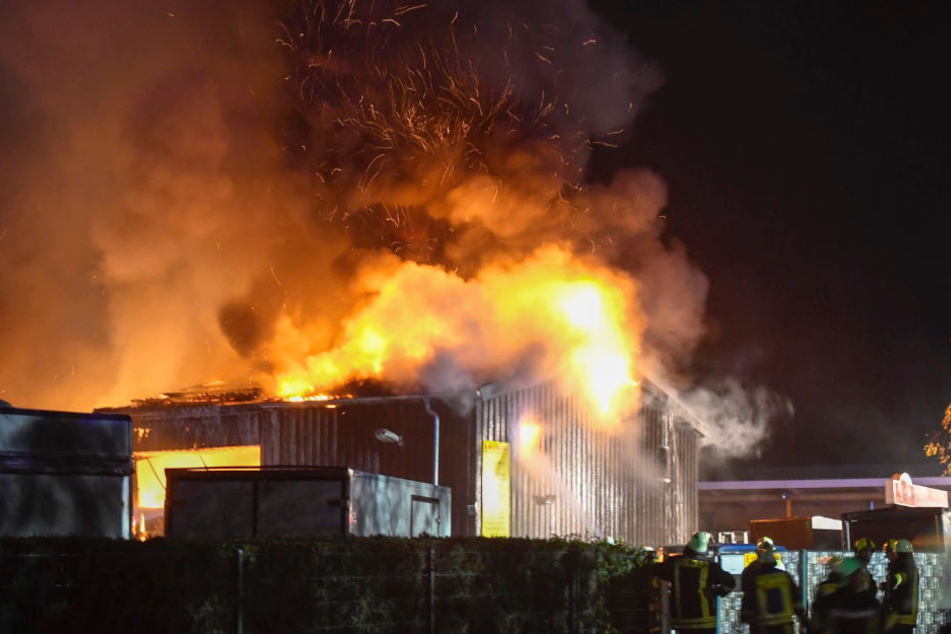 In Kastorf stand am Samstagabend eine Lagerhalle in Flammen.