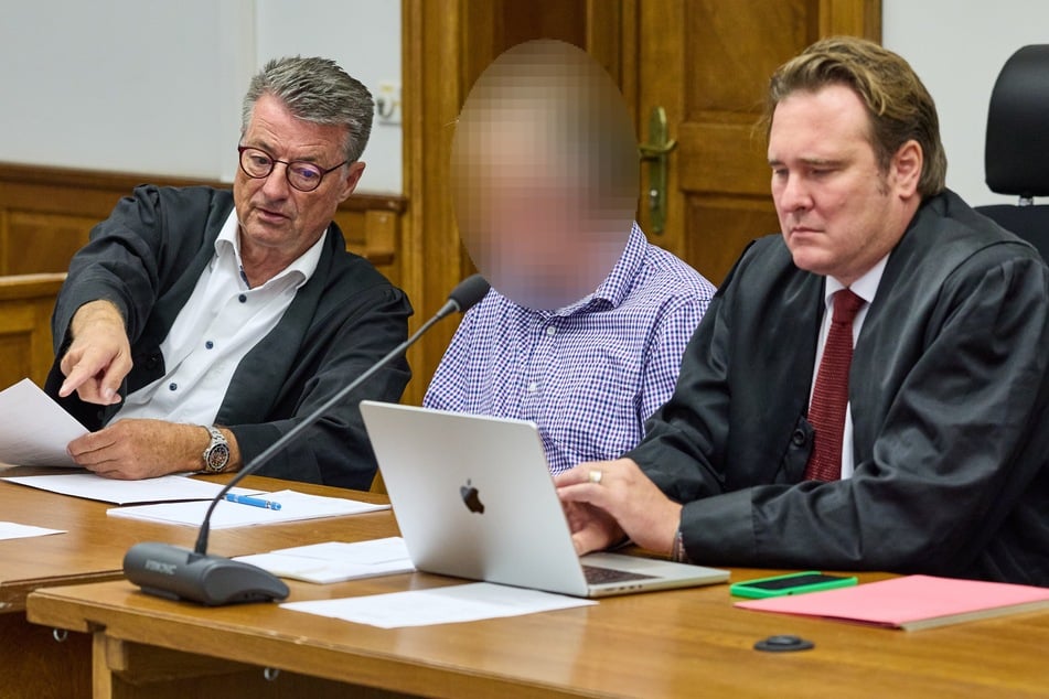 Im Gerichtssaal saß der Landwirt zwischen seinen Anwälten Rüdiger Proest (l.) und Christoph Grabitz (r.).