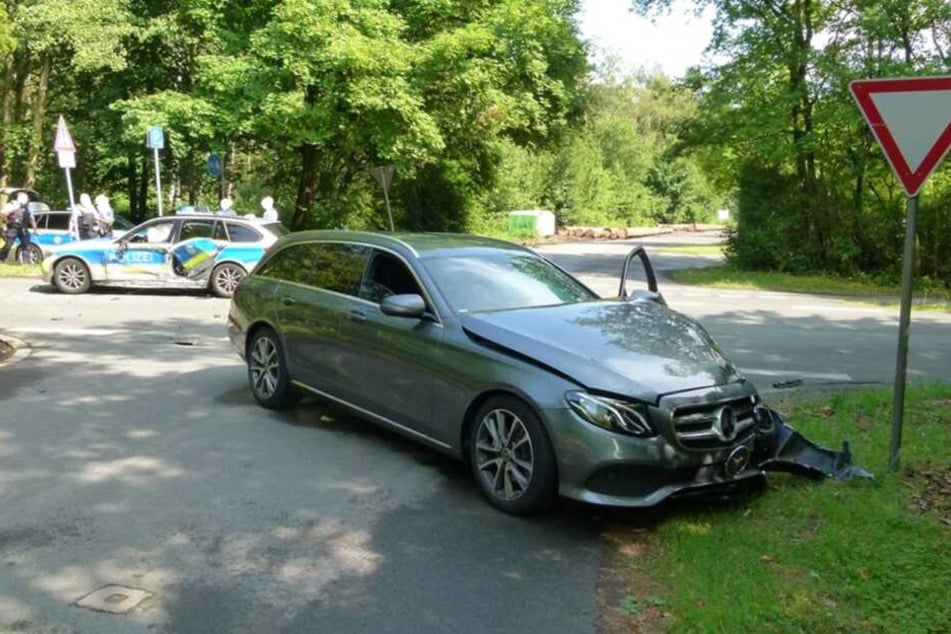 Ein Mercedes erwischte das Polizeiauto.