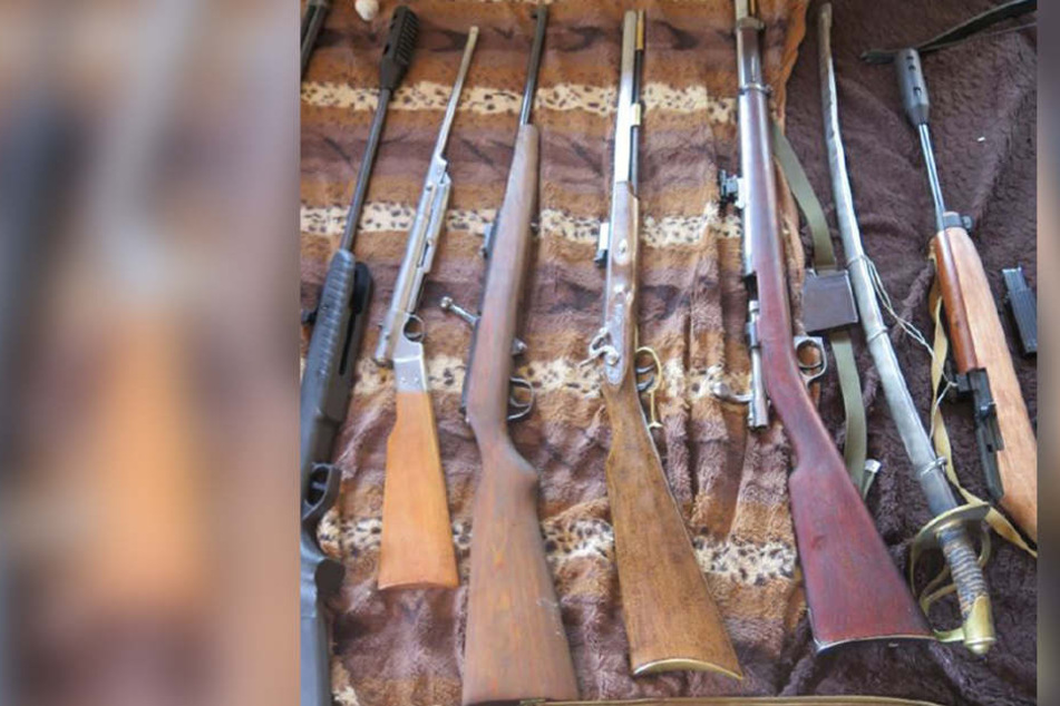 Für einen Teil der Waffen besaß der Verdächtige nicht einmal eine Berechtigung.