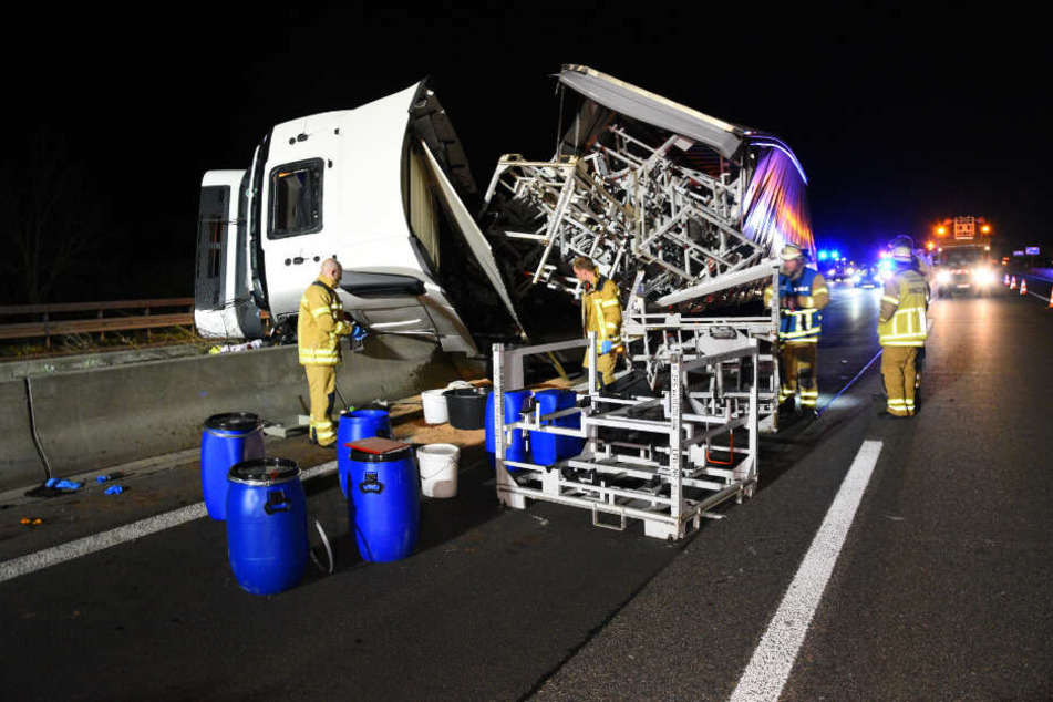 Feuerwehrleute an der Unfallstelle auf der Autobahn 6.