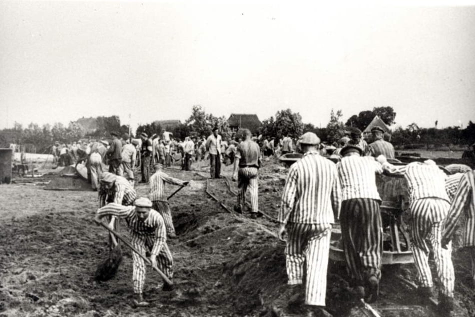 Insassen des KZ-Neuengamme bei der Zwangsarbeit. Aufnahme etwa 1941/1942.
