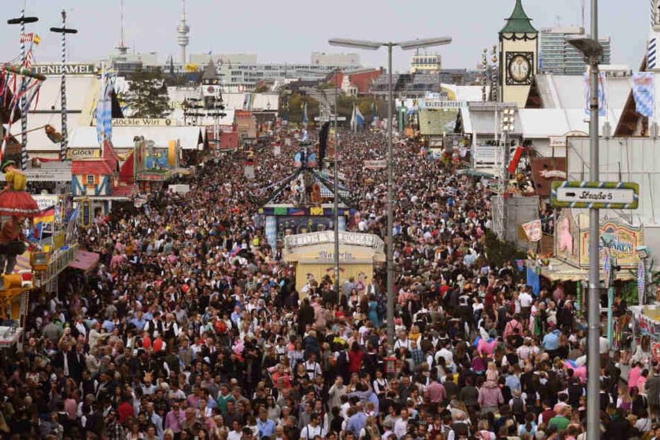 Unzählige Besucher sind auf dem Oktoberfest am letzten Tag der Wiesn vom Riesenrad aus zu sehen. (Archiv)