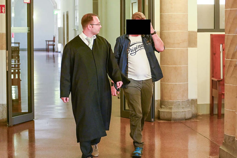 Martin S. (30, r.) mit seinem Anwalt Marcel Hempel im Amtsgericht Bautzen.