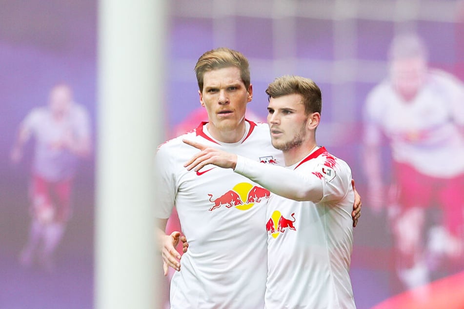 Leipzigs deutsche Nationalspieler jubeln: Timo Werner (r.) wird von Marcel Halstenberg nach seinem Treffer zum 2:0 beglückwünscht.