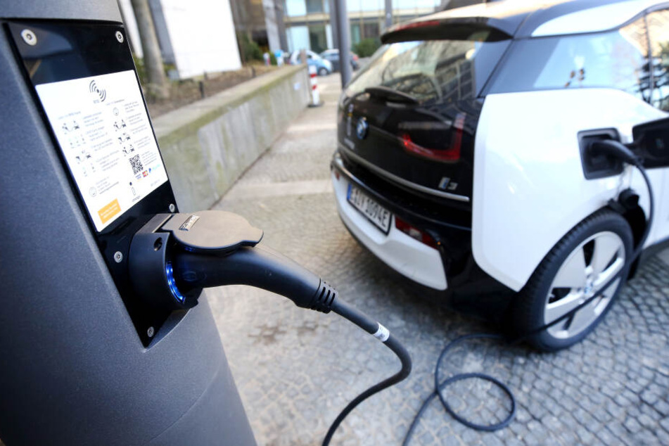 Ein BMW i3 an einer Ladesäule.
