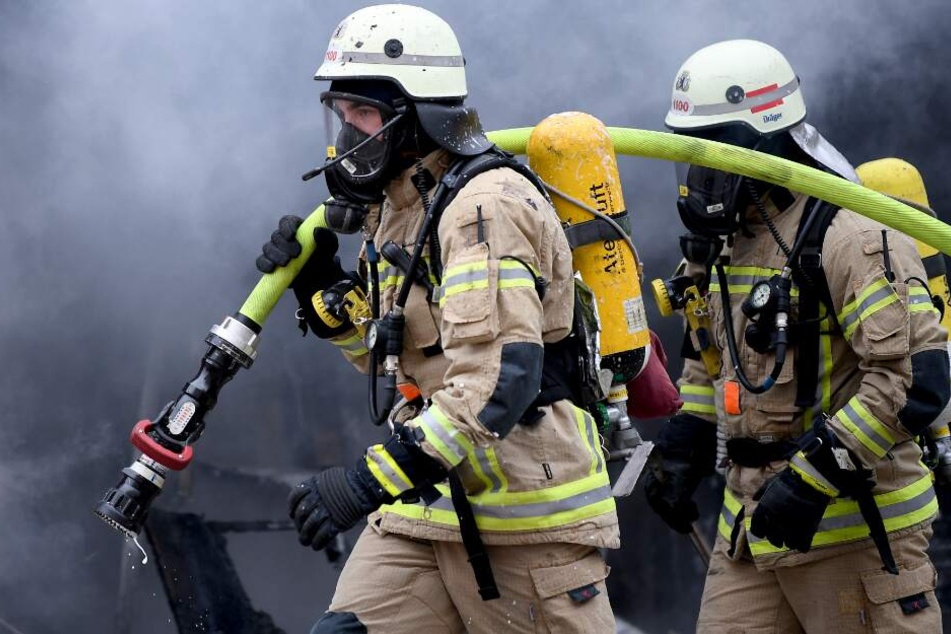 Mit vereinten Kräften konnten die Feuerwehrleute den Brand löschen. (Symbolbild)