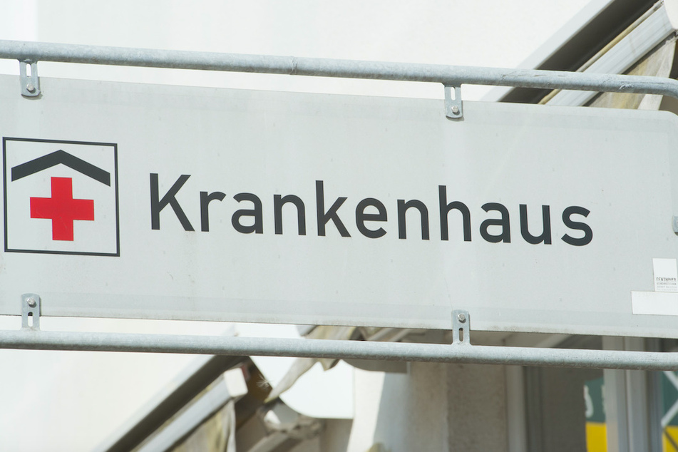 Ein Schild mit dem Schriftzug "Krankenhaus" weist die Richtung. (Symbolbild)