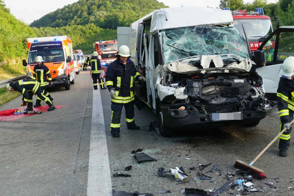 Die Fahrerin des Kleintransporters wurde bei dem Unfall in ihrem Wagen eingeklemmt.