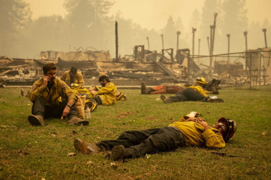USA: Eine Feuerwehrmannschaft macht eine Pause neben der Berry-Creek-Grundschule, die während des Bear Fire über Nacht zerstört wurde.