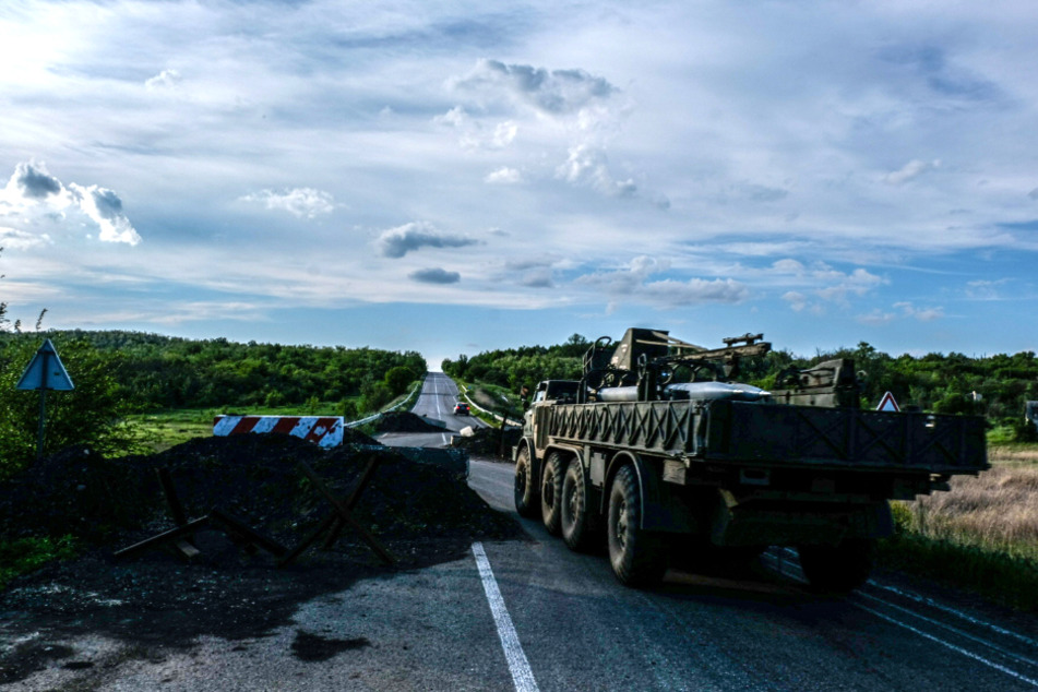 Ein Lastwagen mit Raketen passiert Schikanen bei Lyssytschansk. Die Hauptstraße, die Lyssytschansk mit Kramatorsk verbindet, ist von der russischen Armee besetzt.