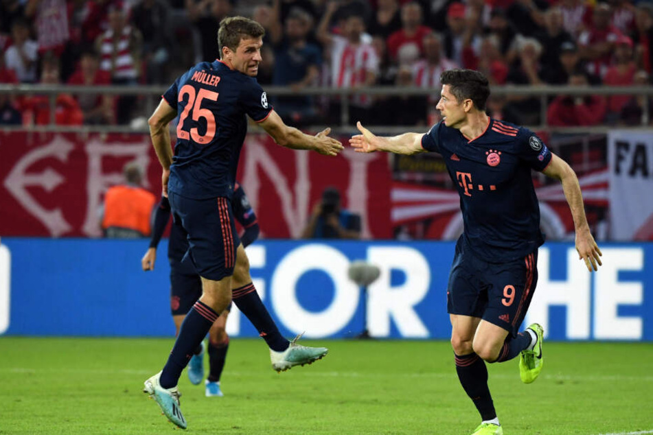 Thomas Müller (l.) und Torschütze Robert Lewandowski jubeln nach dem Treffer zum 1:1.