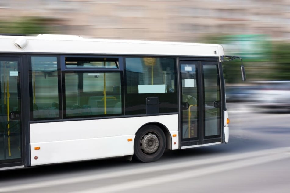 Der Busfahrer bemerkte in Kempten, dass es dem Fahrgast schlecht ging und hielt an. (Symbolbild)
