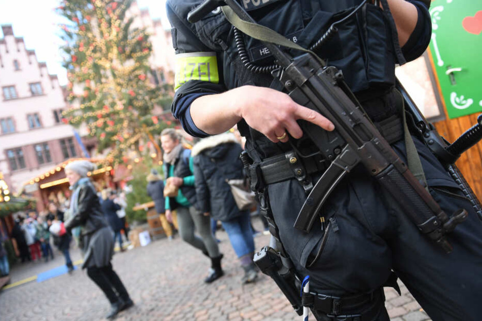 Die Polizei nahm den 51-Jährigen gegen Mitternacht in der Wohnung der Familie fest (Symbolbild).