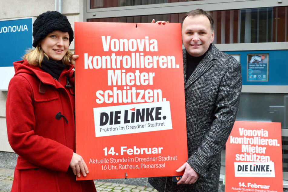 Die Linke-Stadträte Pia Barkow (33) und André Schollbach (40) zeigen das neue Plakat.