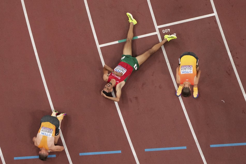 Karl Bebendorf (v.l.) liegt nach seinem Vorlauf geschlagen am Boden.