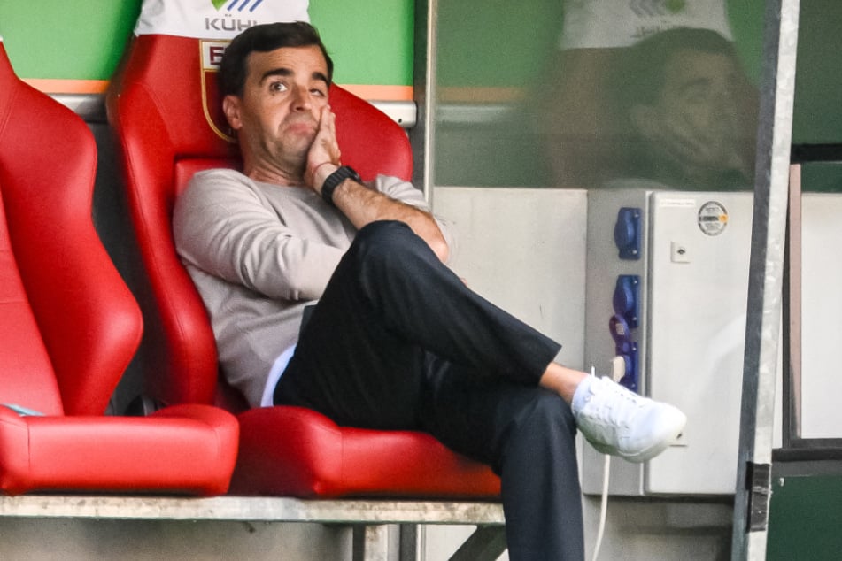 Leverkusens neuer Coach Carles Martinez war die Verzweiflung zwischenzeitlich anzusehen.