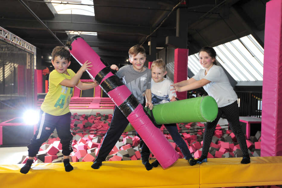 Lean (6), Lennox (9), Theodor (9) und Lilly (9) tobten sich im Jump'n Play aus.