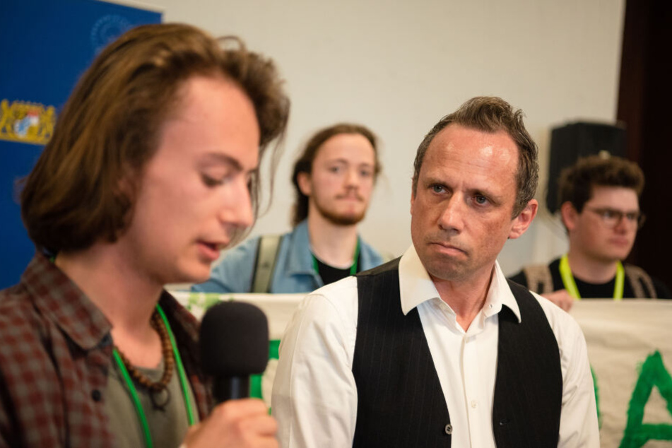 Der Bayerische Umweltminister Thorsten Glauber (Freie Wähler, r) hatte die Jugend-Klimakonferenzen als Reaktion auf die Schülerproteste «Fridays For Future» angekündigt.