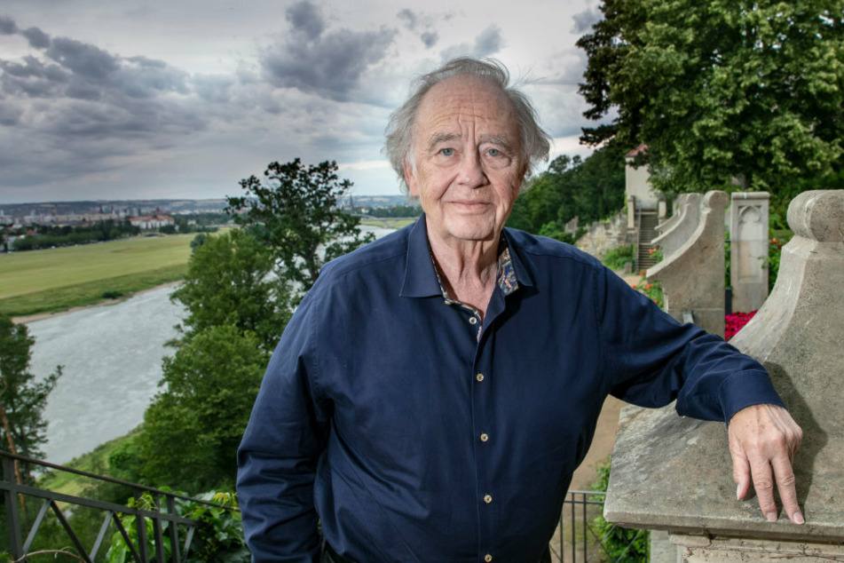 Vom Schloss Eckberg aus genießt Tenor René Kollo (82) den Blick auf Dresden.