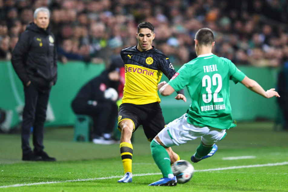 Ein entscheidendes Duell vor dem 1:0 für Werder. Achraf Hakimi (l.) verlor gegen Marco Friedl den Ball, was kurz darauf zum Tor führte. Auch hier an der Seitenlinie bedrängt der SVW-Kicker den Dortmunder.