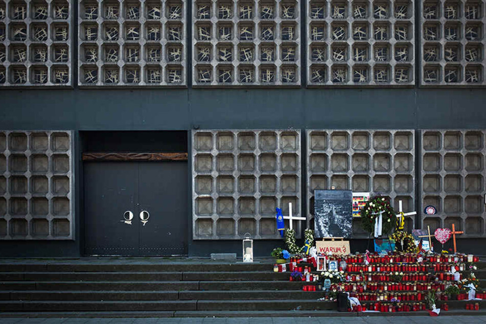 Zahlreiche Kerzen stehen an der Gedenkstelle für die Opfer des Anschlags auf dem Breitscheidplatz.