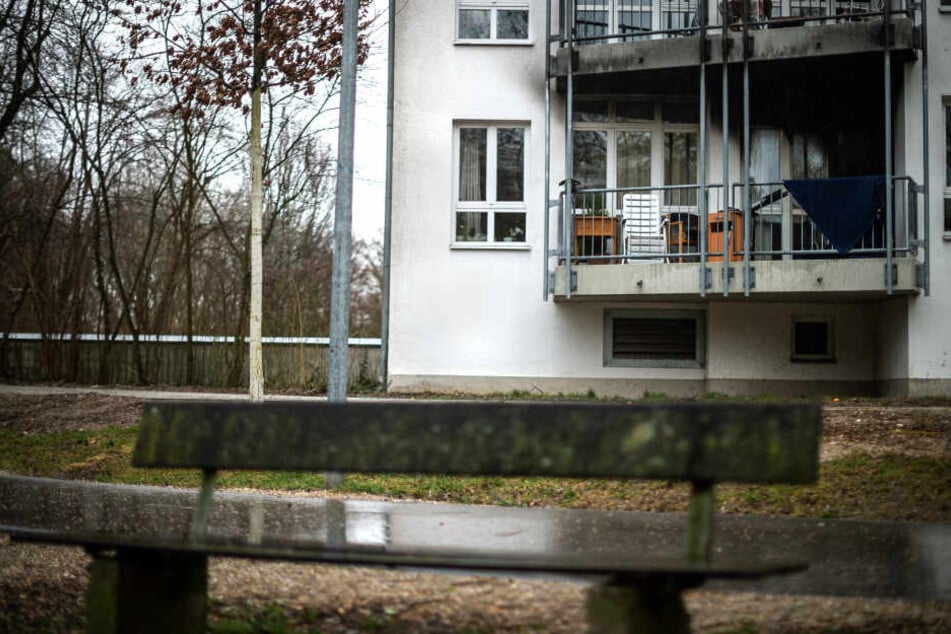 An dem Balkon eines Altenheims in Erding sind Rußspuren nach dem Feuer zu sehen, bei dem eine Frau starb.