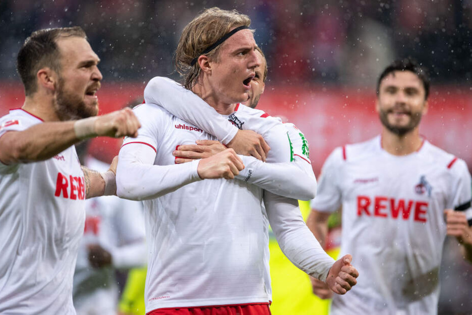 Kölns Rafael Czichos (l-r), Torschütze Sebastiaan Bornauw und Jonas Hector jubeln nach dem Treffer zum 3:0 gegen Paderborn.