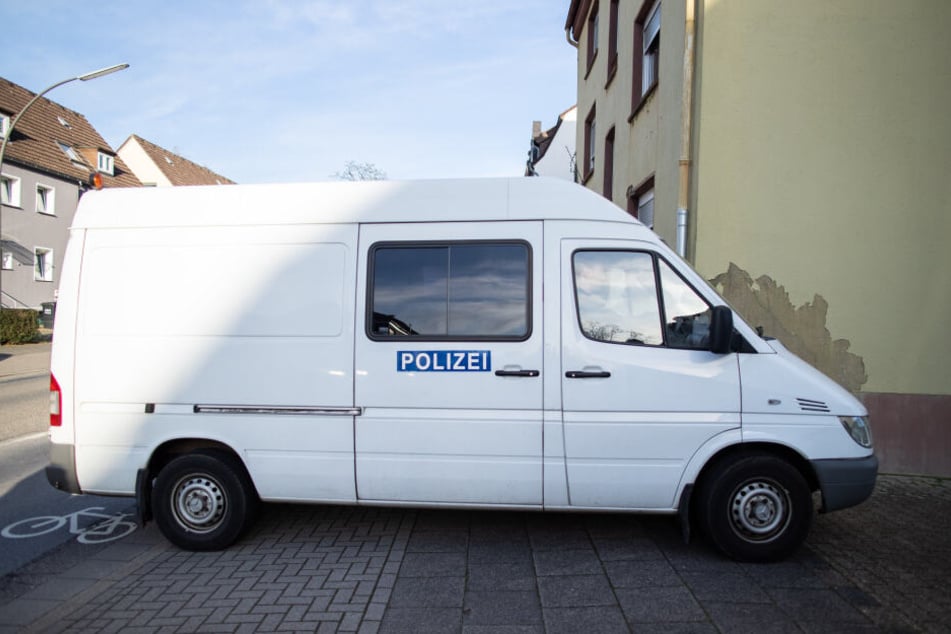 Ein Fahrzeug der Spurensicherung parkte vor dem Mehrfamilienhaus.