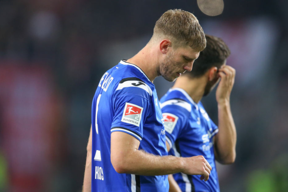 Mit hängenden Köpfen verließen am Ende die DSC-Spieler den Platz.