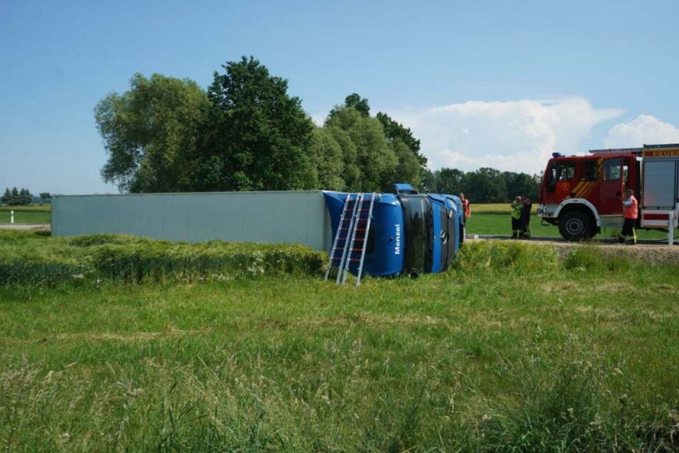 Am Dienstagnachmittag kippte ein LKW zwischen Weißenberg und Bautzen um und landete im Straßengraben. Die Räumungsarbeiten laufen an.