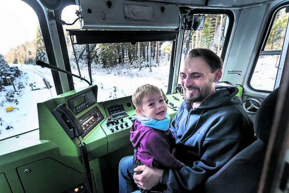 Da kann man auch mal am Führerstand sitzen: Matti (2) und Vati Rasmus (47) freuen sich im "Ferkeltaxi".