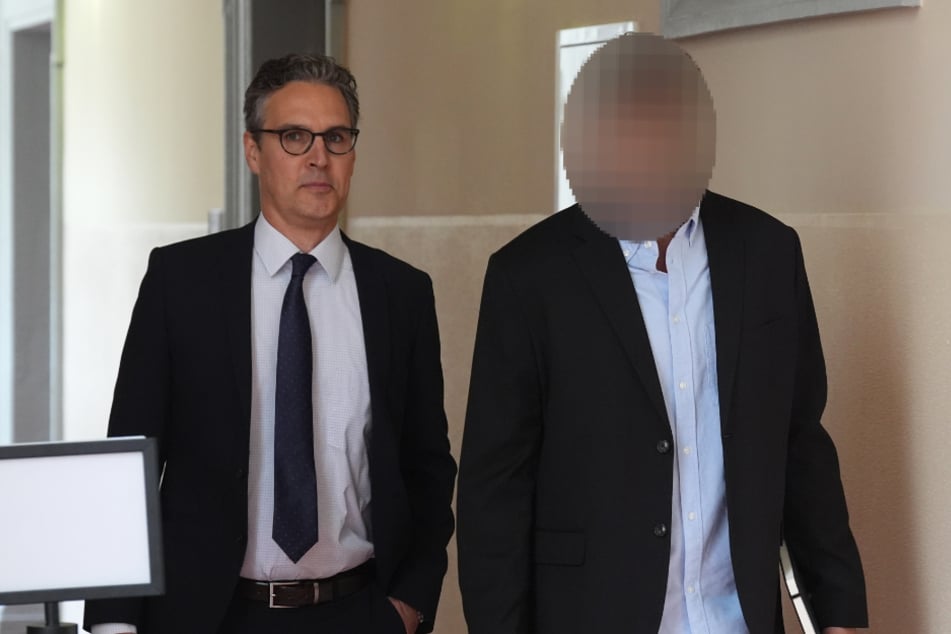 Der mutmaßliche Mit-Entführer Jonathan G. (r.) mit seinem Anwalt auf dem Weg zum Gerichtssaal.