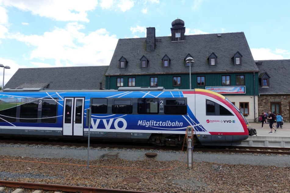 Ein Wagen der Müglitztalbahn der Städtebahn Sachsen GmbH steht auf dem Bahnhof im Kurort Altenberg.
