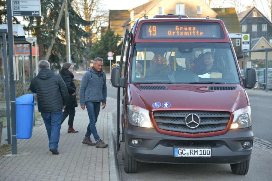 Ortsvorsteher und Politiker fuhren testweise mit der neuen Buslinie 49 zwischen Grüna und Mittelbach.
