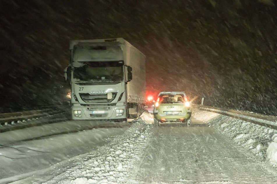 Schneechaos zwischen Scheibenberg und Burgstädel Höhe Abzweig Elterlein.