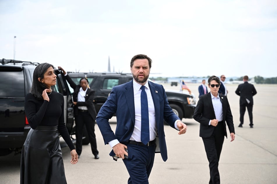 Vice President JD Vance (c.) has been facing increasing criticism and pressure over his denial of President Donald Trump's links to Jeffrey Epstein.