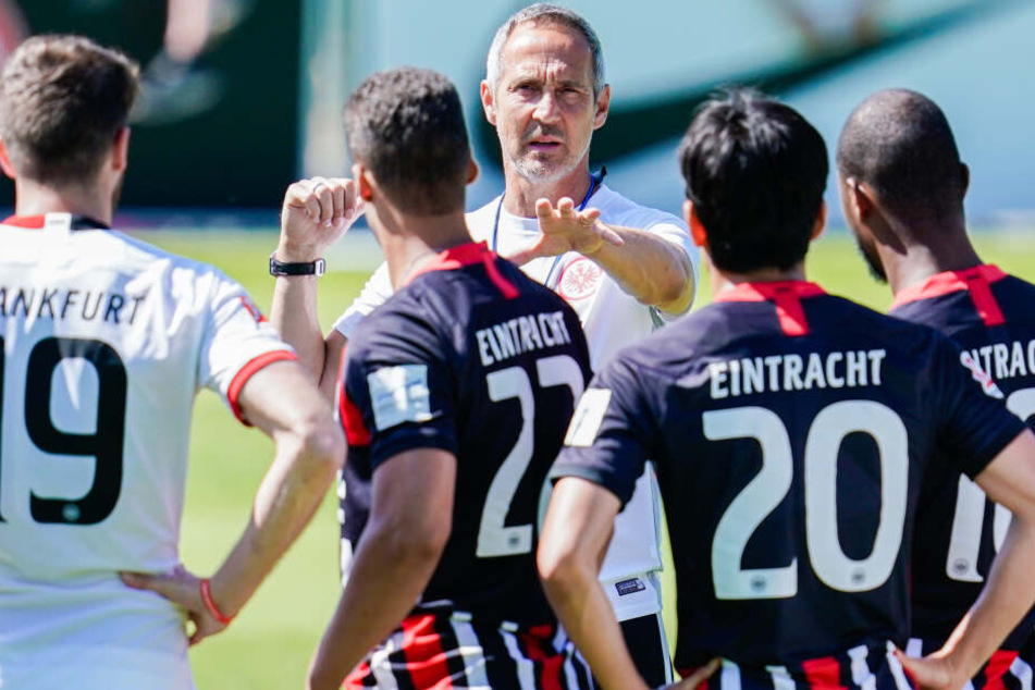 Eintracht-Coach Adi Hütter (im Hintergrund) sah grundlegend ein gutes Spiel seiner Mannschaft.