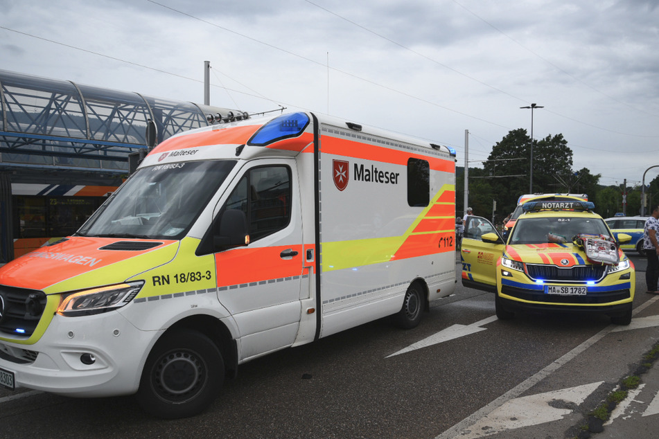 Zwei Mädchen von Auto erfasst und verletzt