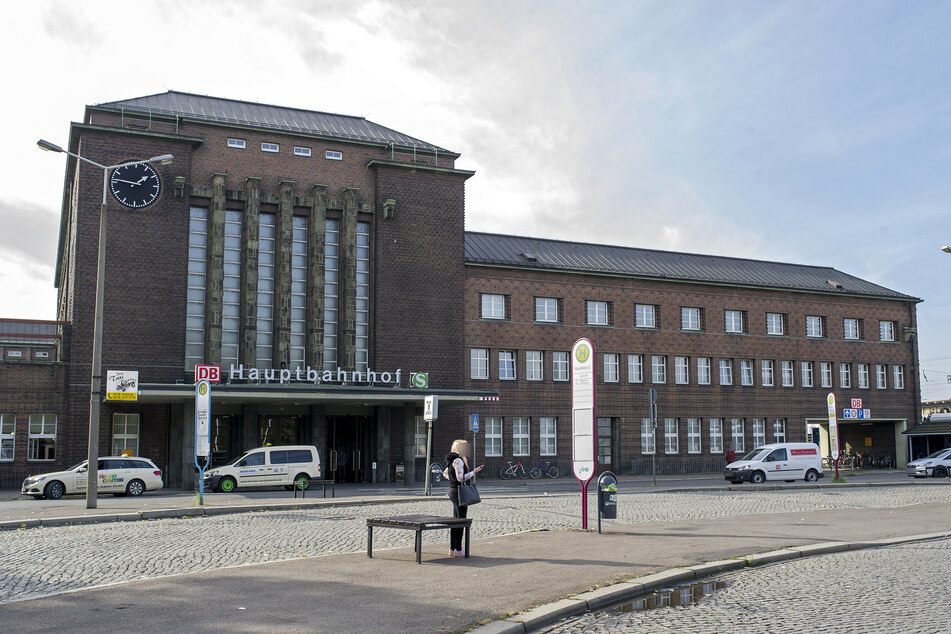 Am Donnerstagabend wurde eine 18-Jährige auf dem Vorplatz des Zwickauer Hauptbahnhofes von drei Jugendlichen erpresst (Archivbild).