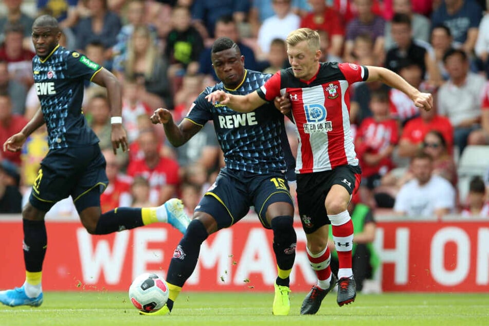 Southamptons James Ward-Prowse (r) und Kölns Jhon Cordoba (M) kämpfen um den Ball. Links läuft Kölns Anthony Modeste.