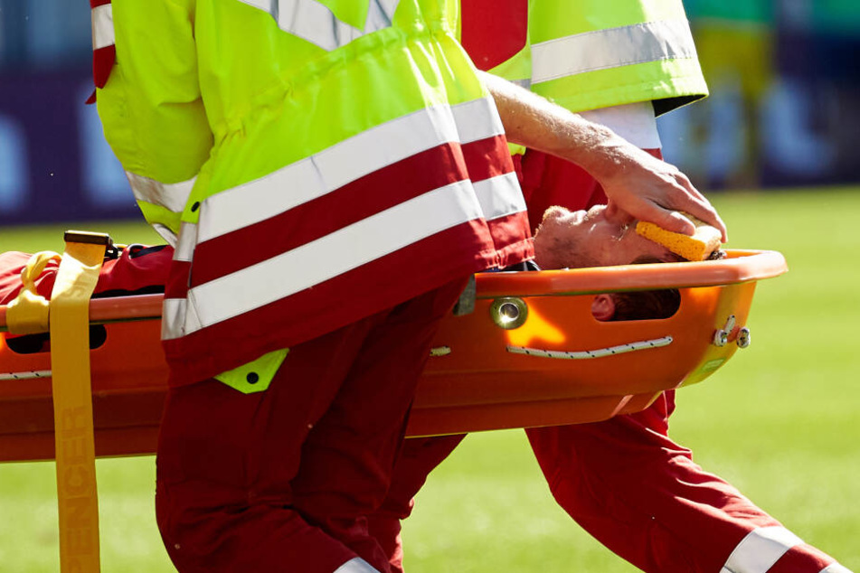 Benedikt Röcker (29) wird von Sanitätern vom Platz getragen.