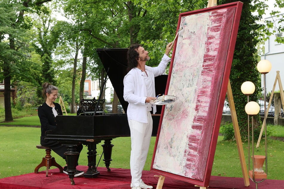 Pianistin Ilka Kranke spielt Eigenkompositionen am Klavier, Gastgeber René Kuhnt zeigt seine Qualitäten als Maler.