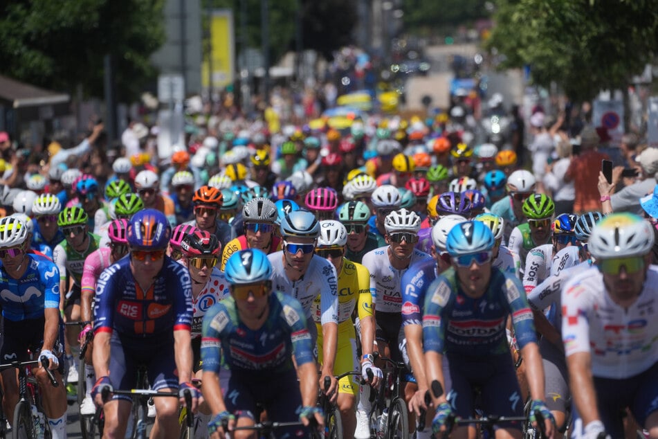 In Frankreich herrscht sengende Hitze, das betrifft auch die Fahrer der Tour de France.
